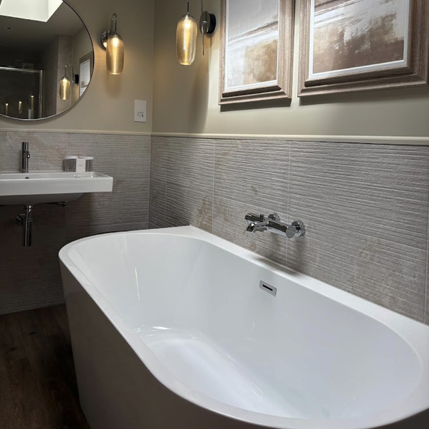 Fairlawns Hotel Bathroom with Cove